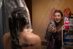 (S-D) Sadie Sandler come Devon e Chloe East come Celeste in Roommates