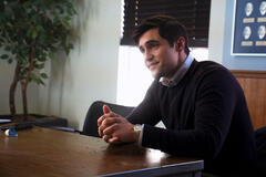 Phil Dunster in Rooster 1x02