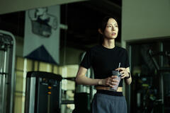 Lauren Tsai in Rooster 1x03