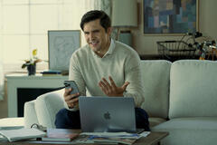 Phil Dunster in Rooster 1x04