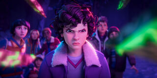 (S-D) Luca Diaz come Mike, Jolie Hoang-Rappaport come Max, Braxton Quinney come Dustin, Elisha 'EJ ' Williams come Lucas, Brooklyn Davey Norstedt come Eleven, Odessa A'zion come Nikki, e Benjamin Plessala come Will in Stranger Things: Storie dal 1985