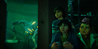 (S-D) Benjamin Plessala come Will, Luca Diaz come Mike, e Odessa A’zion come Nikki in Stranger Things: Storie dal 1985