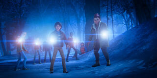(S-D) Jolie Hoang-Rappaport come Max, Luca Diaz come Mike, Brooklyn Davey Norstedt come Eleven, Benjamin Plessala come Will, Elisha Williams come Lucas, Braxton Quinney come Dustin e Odessa A'zion come Nikki in Stranger Things: Storie dal 1985