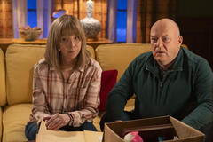 Lisa Kudrow, Dean Norris in The Parenting