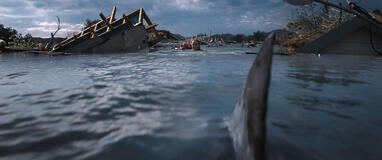 Phoebe Dynevor come Lisa in Thrash - Furia dall'Oceano