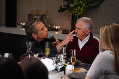 (S-D) Greg Focker (Ben Stiller) e Jack Byrnes (Robert De Niro) in Ti Presento i Fotter