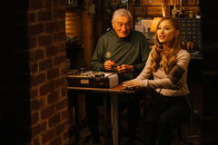 (S-D) Jack Byrnes (Robert De Niro) e Olivia Jones (Ariana Grande) in Ti Presento i Fotter