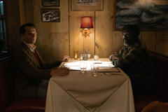 Matthew Rhys e Bashir Salahuddin in Widow's Bay 1x01