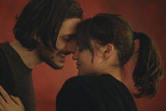 Luca Marinelli e Alicia Vikander in The Echo Chamber