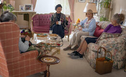 (S-D) Sally Field come Tova, Joan Chen come Janice, Kathy Baker come Mary Ann e Beth Grant come Barb in Creature luminose