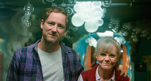 (S-D) Lewis Pullman come Cameron e Sally Field come Tova in Creature luminose