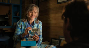 Sally Field come Tova in Creature luminose