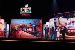 Peyton Manning, Eli Manning, Kelly Ripa, Mark Consuelos ai Disney Upfront US 2026, 12 maggio 2026