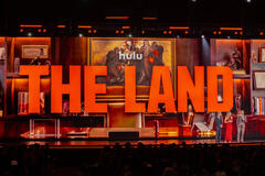 Christopher Meloni, William H. Macy e Mandy Moore presentano la serie Hulu The Land ai Disney Upfront US 2026, 12 maggio 2026
