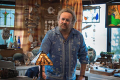 Colm Meaney come Ethan in Creature luminose