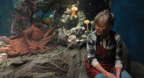 Marcellus e Sally Field come Tova in Creature luminose