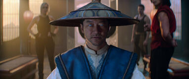 (S-D) Jessica Mcnamee come Sonya Blade, Tadanobu Asano come Lord Raiden, e Lewis Tan come Cole Young in Mortal Kombat II