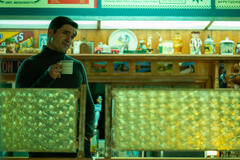 Phil Dunster in Rooster 1x09