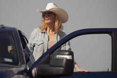 Kelly Reilly come Beth Dutton in Dutton Ranch 1x01