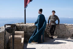 Anne Hathaway come Penelope e Tom Holland come Telemaco in The Odissey - Immagine dal set