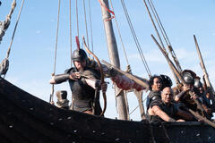 Matt Damon (sx, con arco) come Odisseo in The Odissey - Immagine dal set