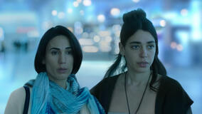 Liraz Chamami e Talia Lynne Ronn in Unconditional 1x01