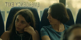 Liraz Chamami e Talia Lynne Ronn in Unconditional 1x01