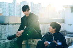 Kim Moo-Yul come Na Hwa-jin in Lezioni Vere 1x01