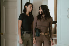 (S-D) Laysla De Oliveira come Cruz e Genesis Rodriguez come Josie in Lioness 3x08