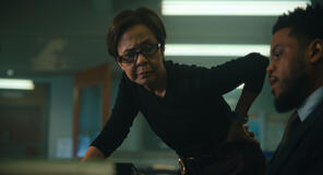 Dolly de Leon e Jon Michael Hill in Maximum Pleasure Guaranteed 1x04