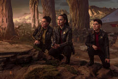 (S-D) Rebecca Romijn come Una, Christina Chong come La'an Noonien-Singh, e Melissa Navia come Erica Ortegas in Star Trek: Strange New Worlds 4x01