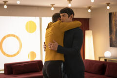 (S-D) Paul Wesley come James T. Kirk e Ethan Peck come Spock in Star Trek: Strange New Worlds 4x02