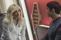 (S-D) Jess Bush come Christine Chapel e Ethan Peck come Spock in Star Trek: Strange New Worlds 4x02