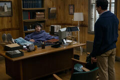 Kingston Rumi Southwick e Matthew Rhys in Widow's Bay 1x05
