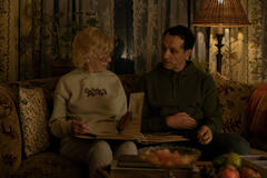K Callan e Matthew Rhys in Widow's Bay 1x10