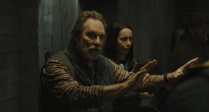Stephen Root e Kate O'Flynn in Widow's Bay 1x10