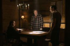 Kate O'Flynn, Stephen Root e Matthew Rhys in Widow's Bay 1x07