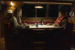 Hamish Linklater e Matthew Rhys in Widow's Bay 1x07