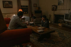Matthew Rhys e Kingston Rumi Southwick in Widow's Bay 1x07