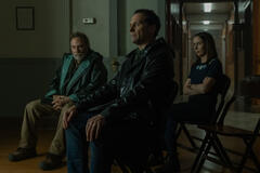 Stephen Root, Matthew Rhys e Kate O'Flynn in Widow's Bay 1x09