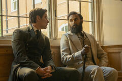 (S-D) Louis Partridge come Tewkesbury e Himesh Patel come Dr. Watson in Enola Holmes 3