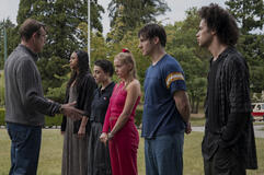(S-D) Kimberly (Chandler Kinney), Liz (Gabrielle Policano), Elle Woods (Lexi Minetree), Miles (Jacob Moskovitz), e Dustin (Zac Looker) in ELLE