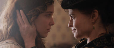 (S-D) Millie Bobby Brown come Enola Holmes, Helena Bonham Carter come Eudoria Holmes in Enola Holmes