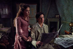 (S-D) Millie Bobby Brown come Enola Holmes, Louis Partridge come Tewksbury in Enola Holmes