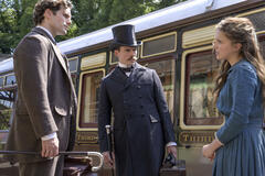 (S-D) Henry Cavill come Sherlock Holmes, Sam Claflin come Mycroft Holmes, Millie Bobby Brown come Enola Holmes in Enola Holmes