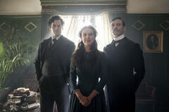 (S-D) Henry Cavill come Sherlock Holmes, Millie Bobby Brown come Enola Holmes, Sam Claflin come Mycroft Holmes in Enola Holmes