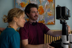 Amelia Eve e il regista Jacob Chase sul set di Insidious: Fuori dall'Altrove