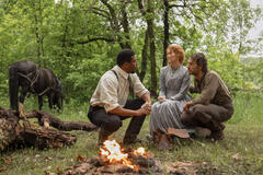 (S-D) Jocko Sims come Dr. George Tann, Crosby Fitzgerald come Caroline Ingalls, Luke Bracey come Charles Ingalls in La casa nella prateria 1x01