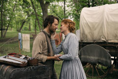 (S-D) Luke Bracey come Charles Ingalls, Crosby Fitzgerald come Caroline Ingalls in La casa nella prateria 1x01
