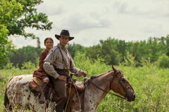 (S-D) Wren Zhawenim Gotts come Good Eagle, Meegwun Fairbrother come Mitchell in La casa nella prateria 1x01